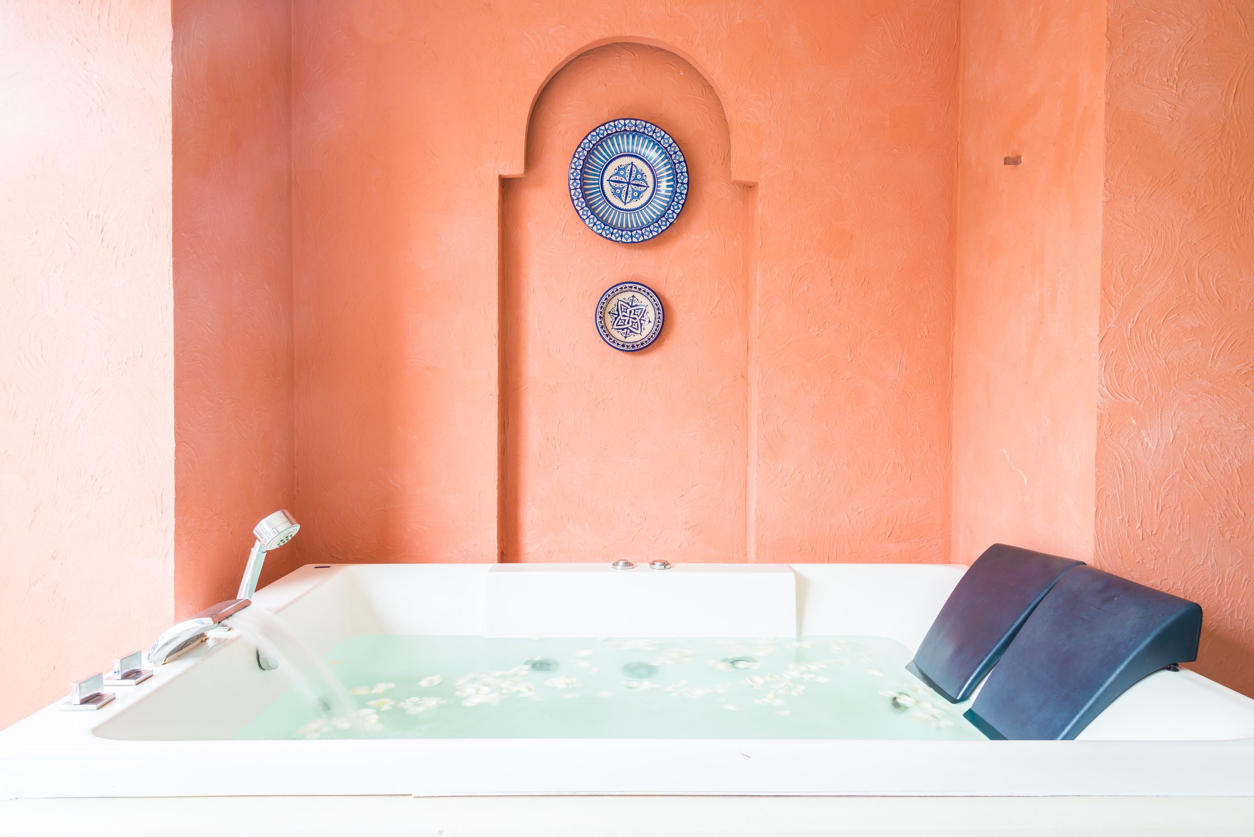 Luxury jacuzzi bath tub